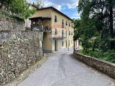 Foto Appartamento a Bagni di Lucca di 100 m² con 5 locali in vendita