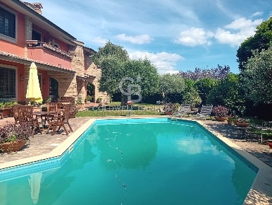 Foto Villa singola in via degli Auruspici, Sutri di 430 m² con 10 locali