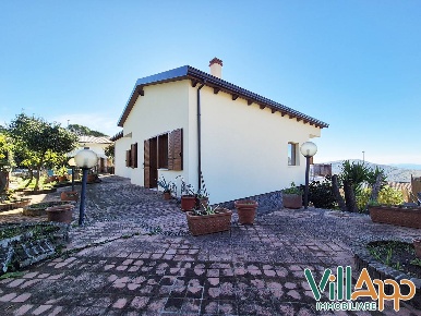 Foto Villa unifamiliare in Via del Mare, Lenola di 175 m² con 7 locali