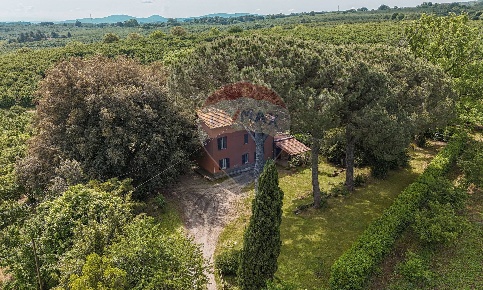 Foto Rustico in VICO MATRINO, Capranica di 360 m² con 10 locali in vendita
