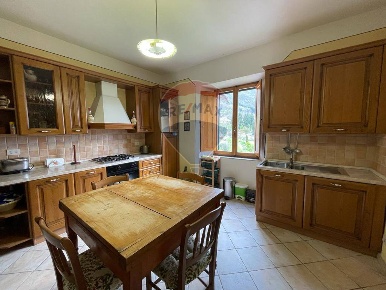 Foto Villa bifamiliare a Bagni di Lucca di 150 m² con 12 locali in vendita