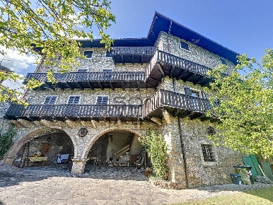 Foto Villa bifamiliare a Brentonico di 442 m² con 10 locali in vendita