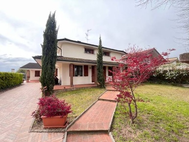 Foto Villa singola a Roncoferraro di 270 m² con 5 locali in vendita