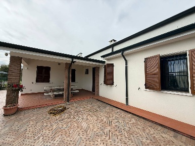 Foto Villa singola a Roncoferraro di 270 m² con 5 locali in vendita