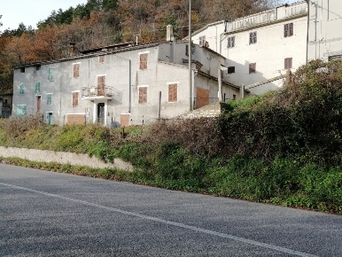 Foto Appartamento in Via San Ginesio, Arcevia di 180 m² con 6 locali