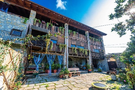 Foto Villa singola in VIA CASTELLO, Ponteranica di 414 m² con 10 locali