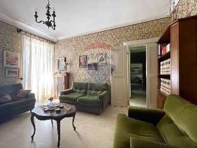 Foto Appartamento in Vicolo delle Carceri, Arcevia di 190 m² con 9 locali