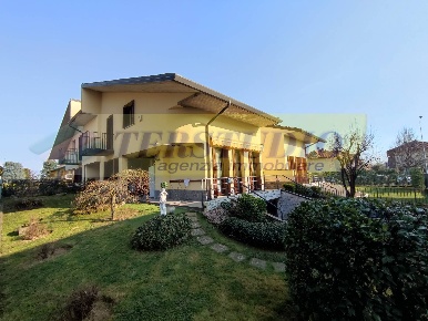 Foto Villa a schiera in Via Vittorio Bachelet, Almenno San Bartolomeo