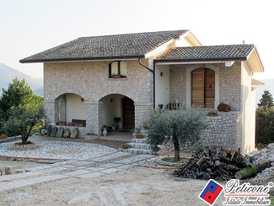 Foto Villa unifamiliare in Via XXIV Maggio, Lenola di 350 m² con 9 locali