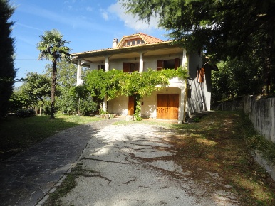 Foto Villa unifamiliare in Via Romita, Cupramontana di 350 m² con 9 locali