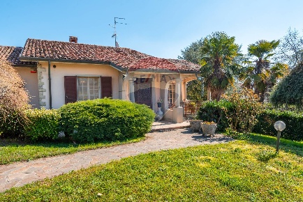 Foto Villa singola in Via San Cristoforo, Almenno San Salvatore di 300 m²