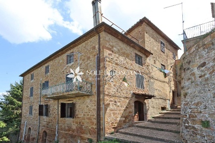 Foto Appartamento in Via Umberto I, Montalcino di 210 m² con 5 locali
