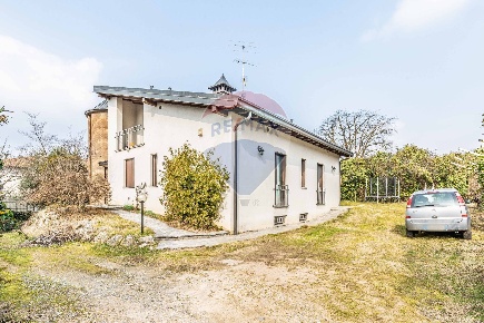 Foto Villa bifamiliare a Gazzada Schianno di 304 m² con 6 locali in vendita