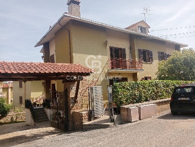 Foto Appartamento in Via Nicola Capotondi, Sutri di 110 m² con 4 locali