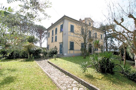 Foto Villa singola a Uzzano di 500 m² con 15 locali in vendita