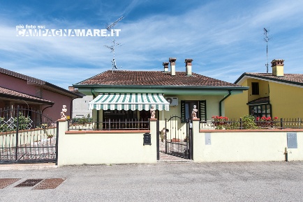 Foto Villa singola in via cristoforo colombo, Lagosanto di 170 m²