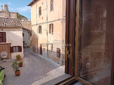 Foto Appartamento in Via Roma, Sutri di 150 m² con 5 locali in vendita