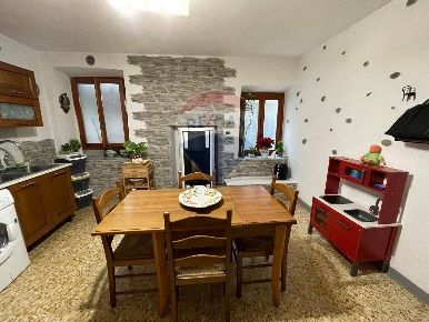 Foto Appartamento in Via letizia, Bagni di Lucca di 98 m² con 5 locali