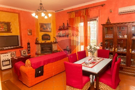 Foto Appartamento a Piedimonte Etneo di 164 m² con 7 locali in vendita