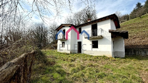 Foto Villa unifamiliare a Bagni di Lucca di 140 m² con 6 locali in vendita