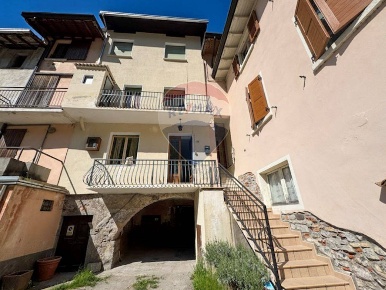 Foto Appartamento a Vestone di 97 m² con 7 locali in vendita