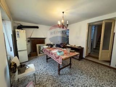 Foto Appartamento a Vestone di 97 m² con 7 locali in vendita