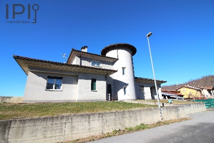 Foto Villa unifamiliare in via malpotremo, Ceva di 373 m² con 10 locali