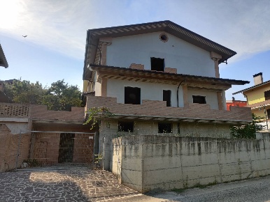 Foto Villa unifamiliare in via luigi einaudi, Bellante di 300 m² in vendita