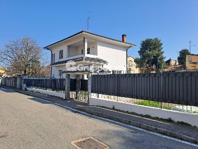 Foto Villa unifamiliare in Via Citterio, Santo Stefano Ticino di 240 m²