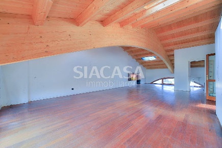 Foto Appartamento in Via Primo Maggio, Sulbiate di 185 m² con 5 locali