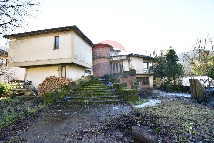 Foto Villa singola a Borgo a Mozzano di 685 m² con 17 locali in vendita