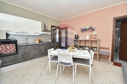 Foto Appartamento in VIA VITTORIO VENETO, Camporotondo Etneo di 120 m²