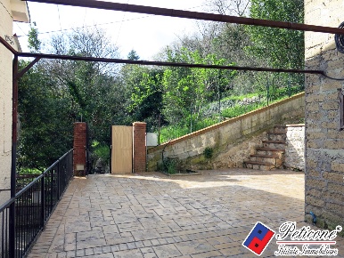 Foto Appartamento in Via Impero Romano, Lenola di 105 m² con 4 locali