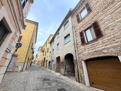 Foto Appartamento in Vicolo degli Orti, Sassoferrato di 117 m² con 8 locali