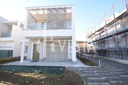 Foto Villa bifamiliare in Via Marconi, Lomagna in vendita