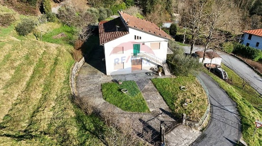 Foto Villa singola in via Rotatoria per Cocciglia, Bagni di Lucca di 190 m²
