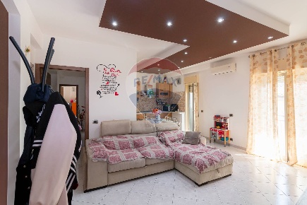 Foto Appartamento in via antonino corsaro, Camporotondo Etneo di 90 m²