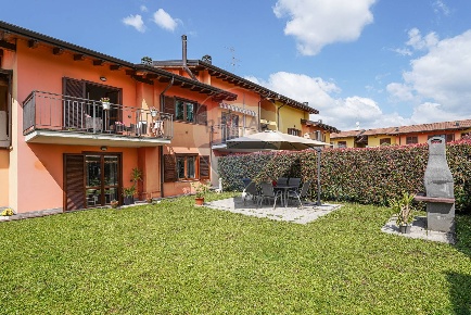 Foto Villa bifamiliare in Via Piave, Bonate Sotto di 190 m² con 5 locali