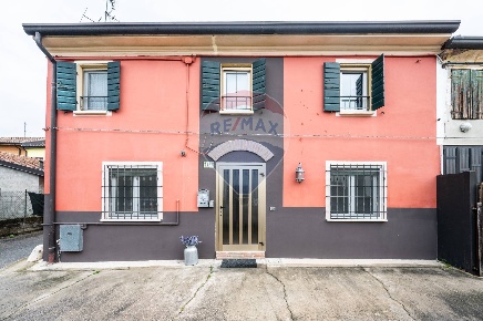 Foto Villa bifamiliare in Vicolo Marini, Castel d'Ario di 123 m² in vendita