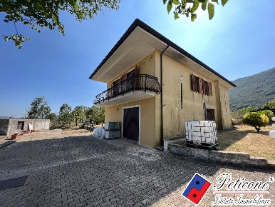 Foto Villa unifamiliare in VIA CASE SPARSE, Lenola di 475 m² con 8 locali