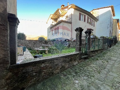 Foto Villa a schiera a Coreglia Antelminelli di 300 m² con 11 locali