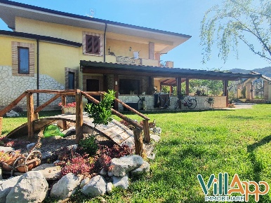 Foto Villa unifamiliare in Via Vignolo, Lenola di 160 m² con 8 locali
