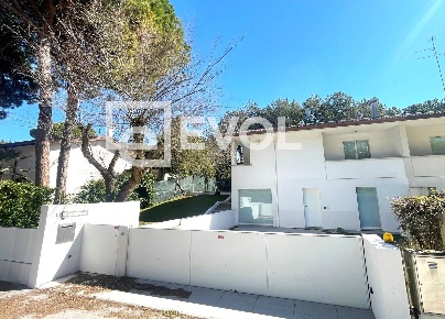 Foto Villa singola in Calle Mendelsshon, Lignano Sabbiadoro di 250 m²