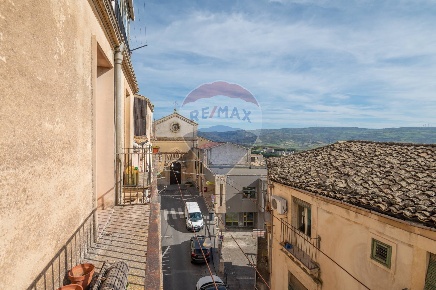 Foto Appartamento in Salita Icaro, Vizzini di 146 m² con 9 locali
