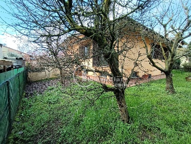 Foto Villa singola in Via Marche, Carpiano di 350 m² con 4 locali