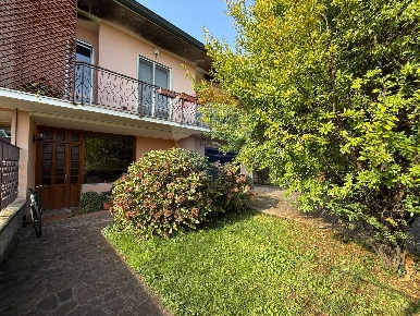 Foto Villa bifamiliare in via Kennedy, Robecco sul Naviglio di 248 m²