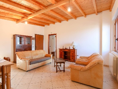 Foto Appartamento in Via Raffaele Calamida, Oliena di 100 m² con 3 locali