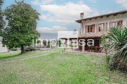 Foto Villa unifamiliare in via colli, Pieve del Grappa di 250 m² in vendita