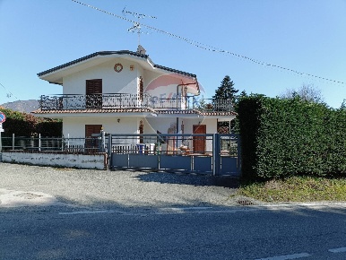 Foto Villa singola in Via Rubiana, Almese di 191 m² con 4 locali in vendita