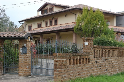Foto Villa unifamiliare in Via Mirabilii, Campli di 600 m² con 11 locali